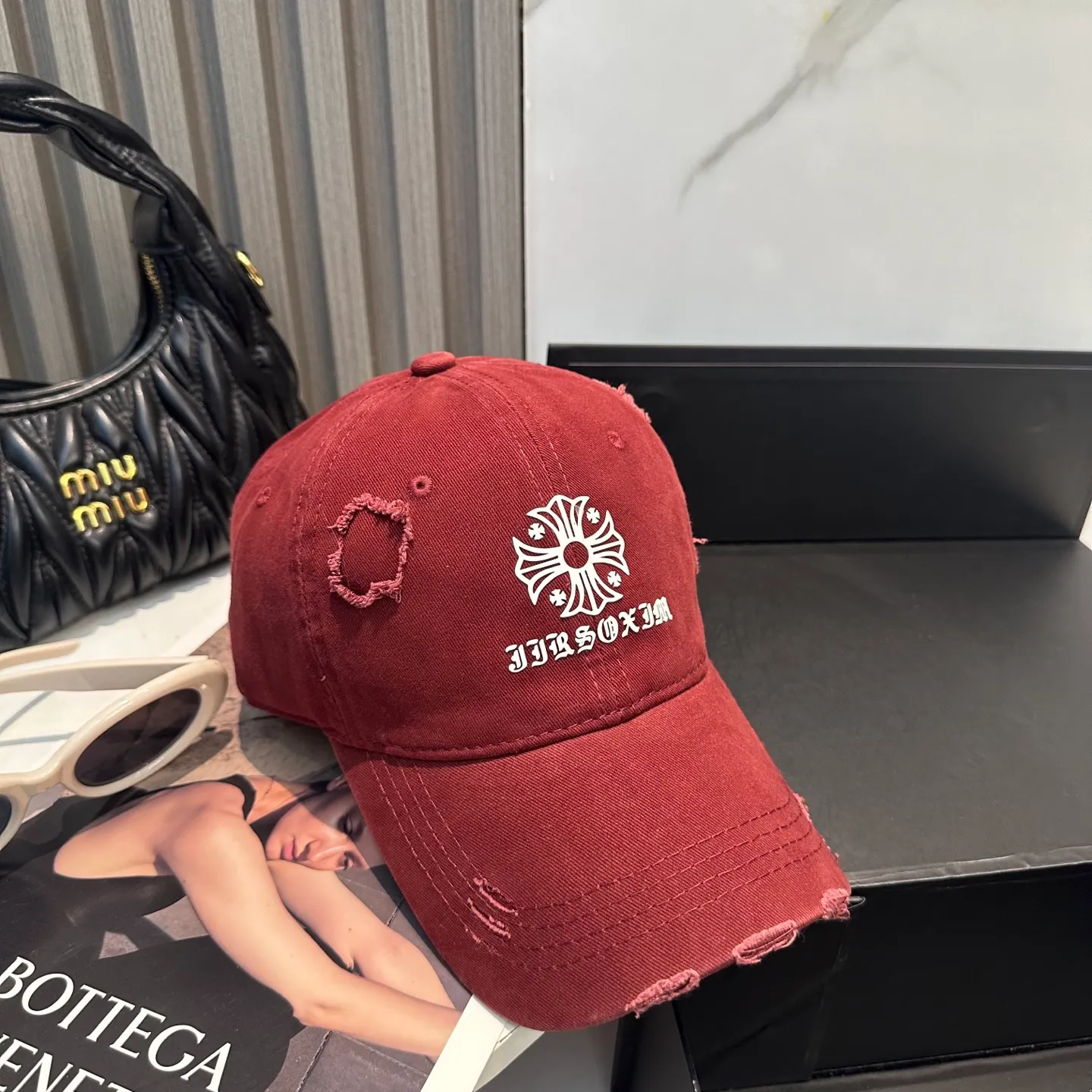 P70 Crow Heart 🆕🆕25 new baseball cap, stylish and classic cross logo, casual with a cool feeling, unisex style, same style for men and women! Very easy to match! Head circumference: 56-58cm is available